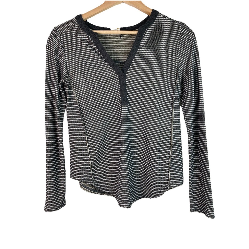 Anthropologie Akemi + Kin Women's XS Gray White Striped Gold Metallic V-Neck Top